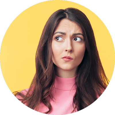 Femme souriante avec un geste de satisfaction